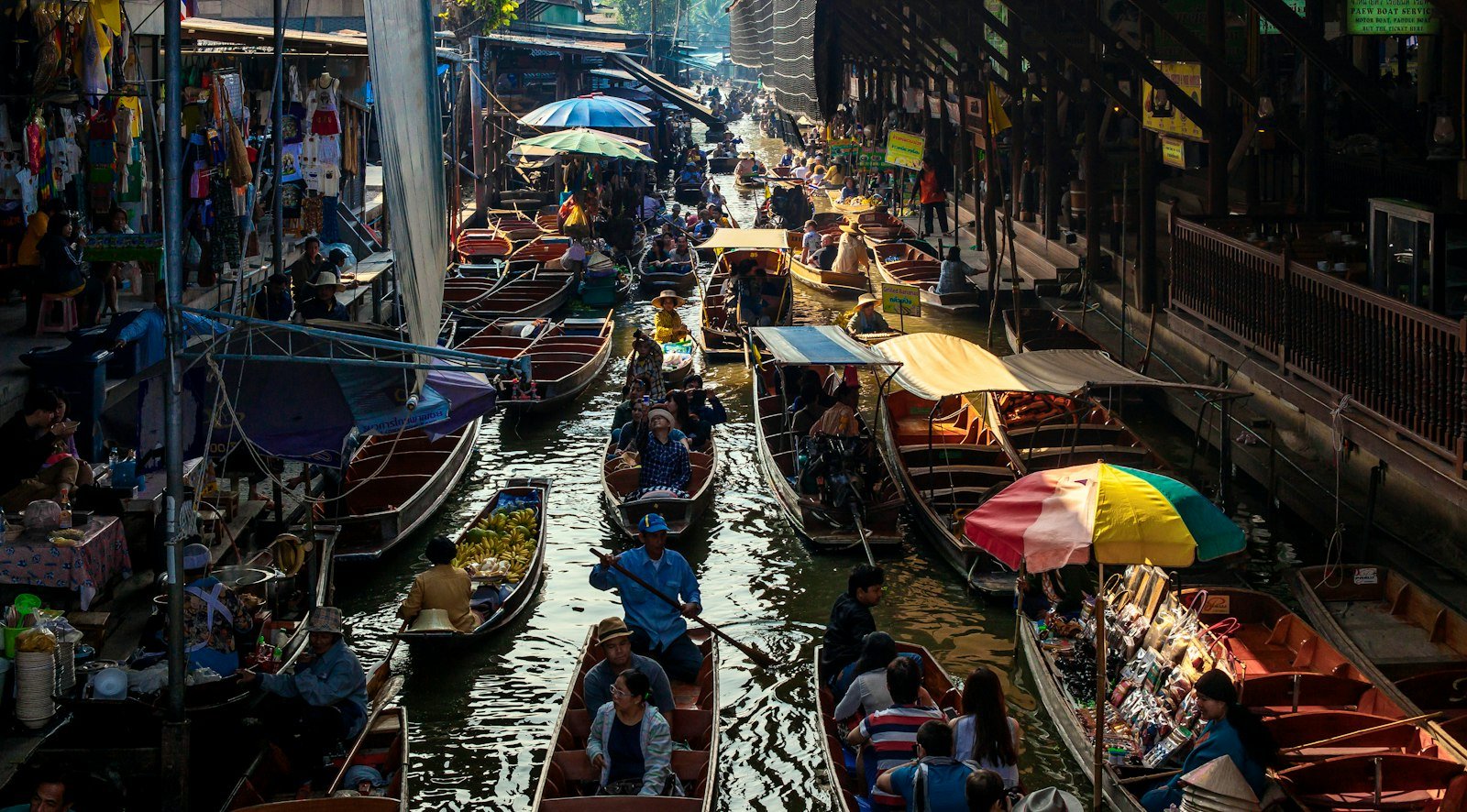 Boats and vendors at Damnoen Saduak floating market in Thailand